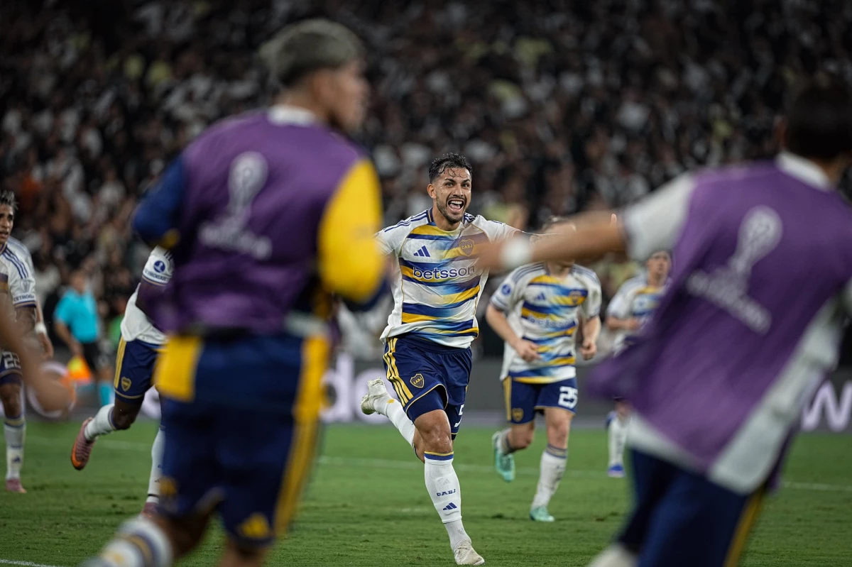Foto: Paredes salió a abrazar a Arruabarrena después del gol de la clasificación a la final de la Sudamericana.