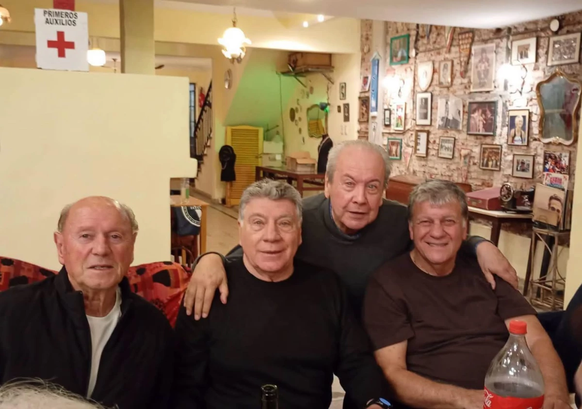 Foto: Los ex futbolistas Omar Larrosa, Miguel Brindisi y Osvaldo Rinaldi (sentados) y el periodista Guillermo Blanco (parado), en el cumpleaños-homenaje del “Flaco” Menotti.