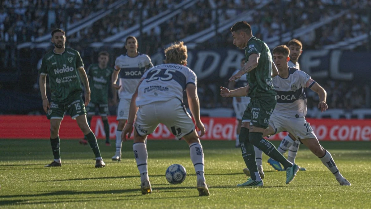 Mauricio Martinez rodeado de jugadores del Lobo. foto: @casarmientoof