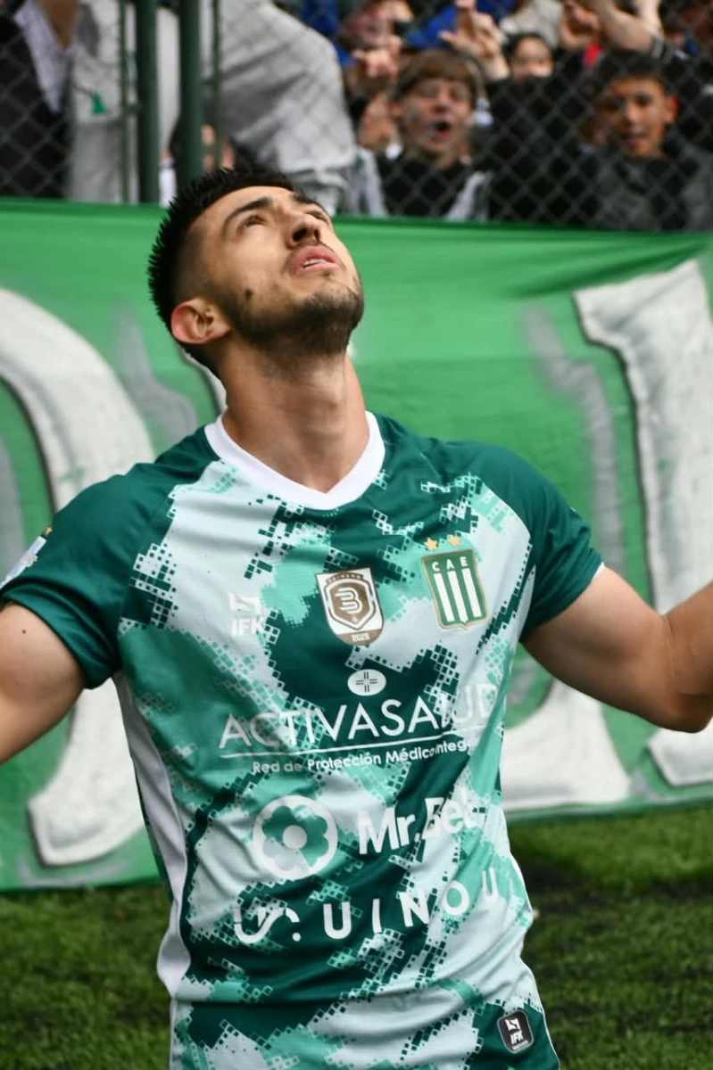 Foto:@ExcursioOficial. El defensor Ledesma abrió la cuenta para la victoria de Excursionistas