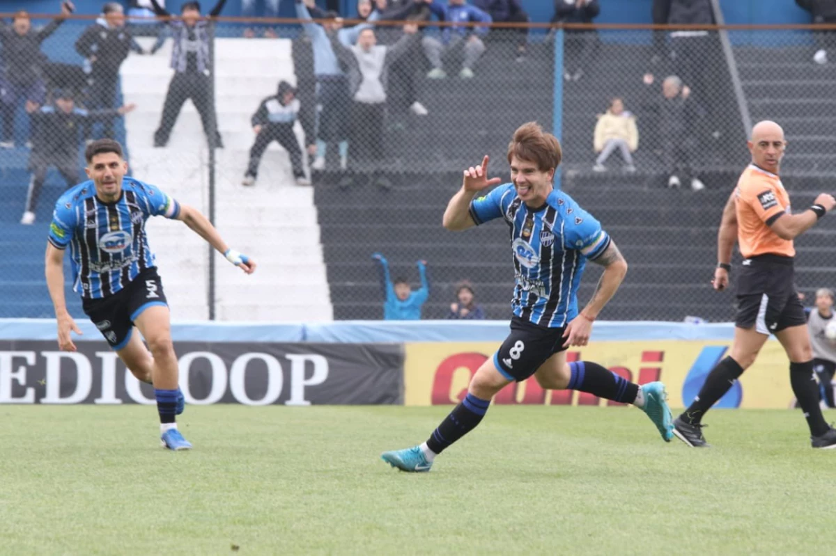 Foto:@almagroficial. El remate de Martínez ya se tradujo en el gol del Tricolor