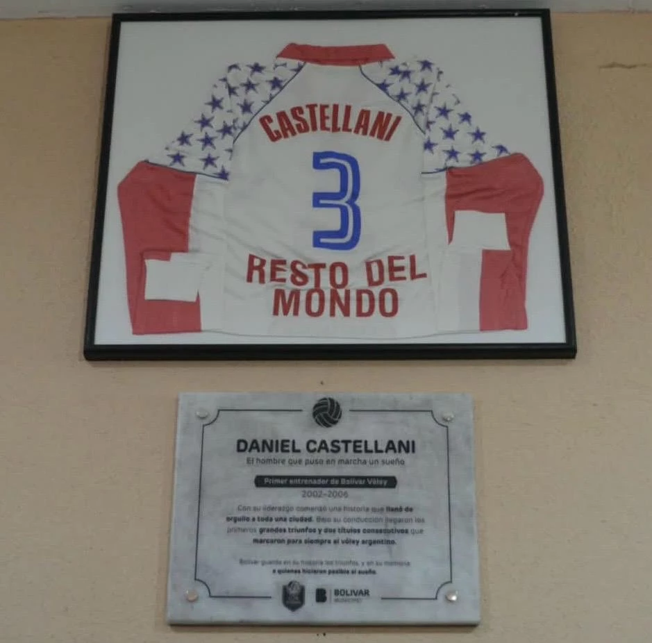 Foto: Prensa FeVa. Ciudad Bolívar honró la memoria de Daniel Castellani, un emblema del vóleibol argentino