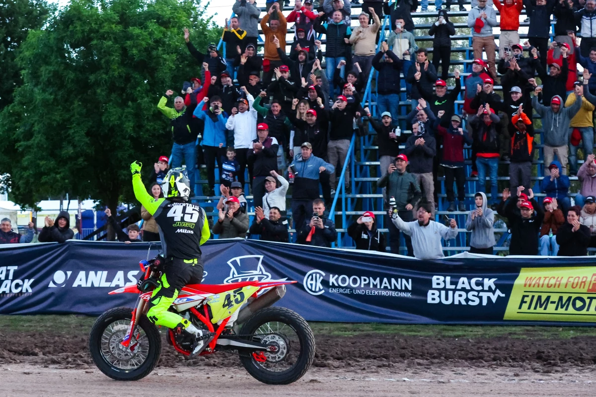 Foto: Prensa FIM. El piloto argentino festeja con el público la victoria que obtuvo en la primera carrera del fin de semana