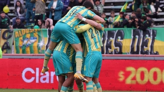 Aldosivi festeja el gol del triunfo ante Belgrano que le permite soñar con mantener la categoría. Foto: prensa Aldosivi&nbsp;