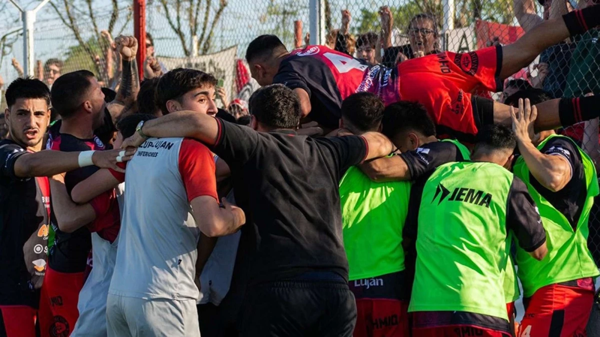 Foto:@afa. Luján no pasó complicaciones y derrotó por 3-0 a Berazategui para ascender a la Primera B