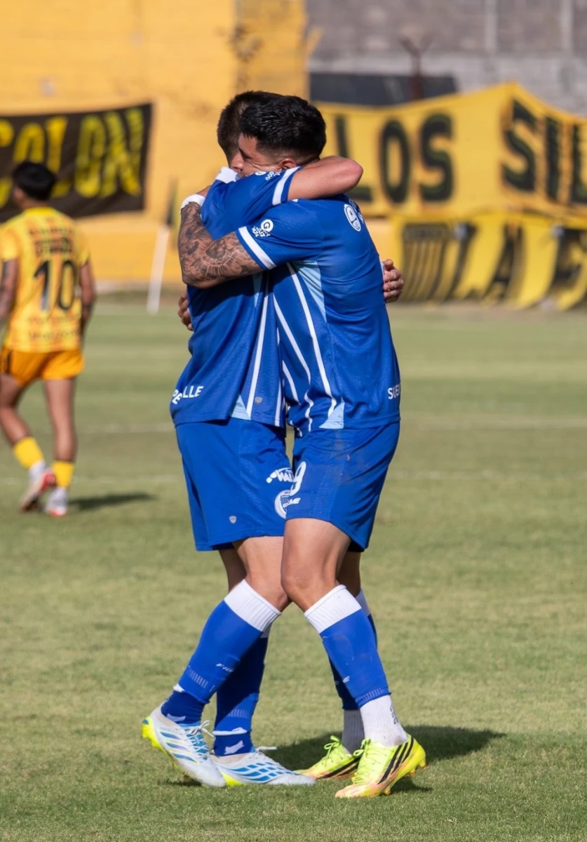 Foto:@ClubGodoyCruz. Martín Pino marcó un doblete en la victoria del Tomba mendocino
