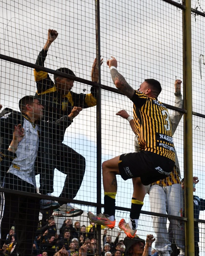 Foto:@Club_AlteBrown. En Isidro Casanova hubo victoria de la Fragata sobre Deportivo Morón