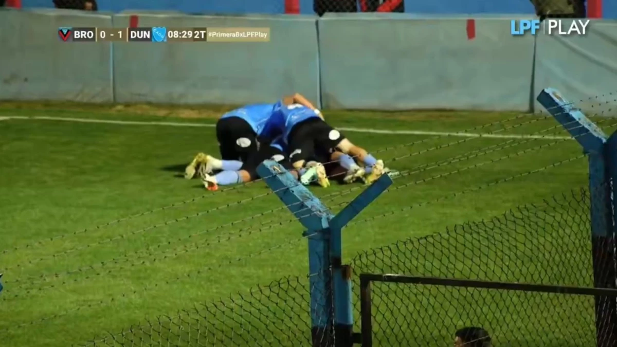Foto: Kevin Redondo quedó sepultado por el abrazo de sus compañeros tras el golazo de la CADU a Brown en Adrogué.