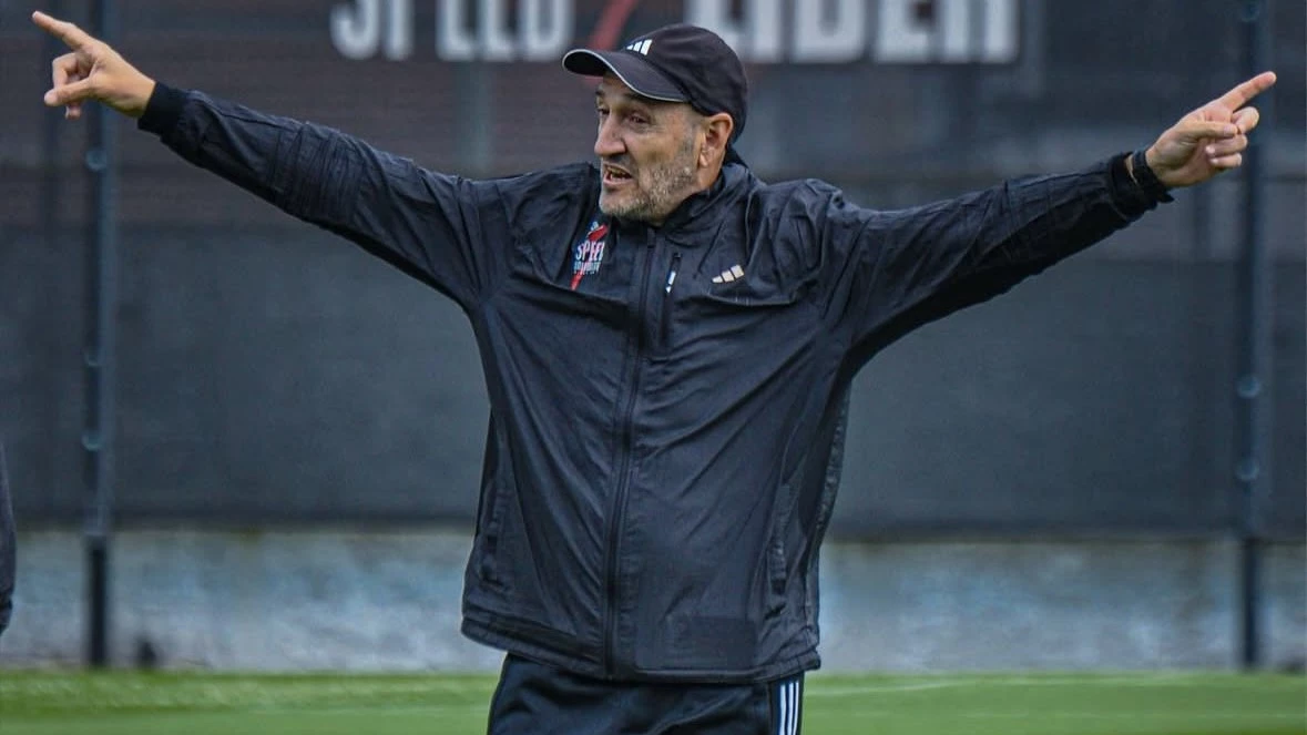 Foto: Prensa Riestra. En su tercer ciclo al frente de la entidad del Bajo Flores, el entrenador consiguió 6 triunfos, 9 igualdades y 12 derrotas