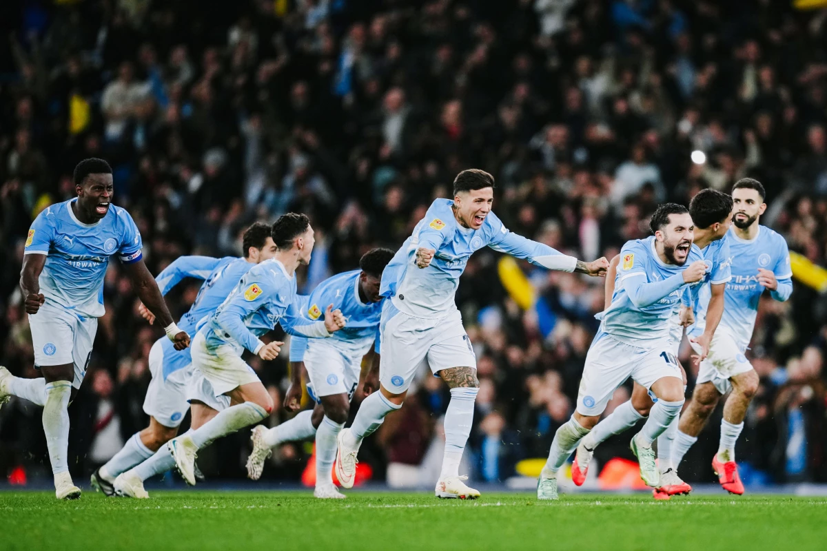 Foto:@ManCity. El festejo de Enzo Fernández, tras la obtención de la clasificación