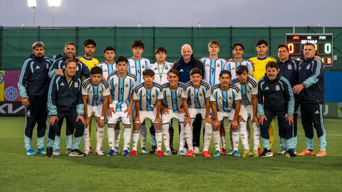 Infantino posó con el equipo argentino. Foto: @Argentina