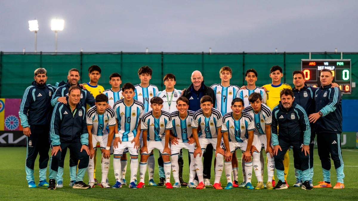 La delegación argentina Sub 15, conformada por el staff técnico y jugadores, junto a presidente de FIFA, Gianni Infantino en Bakú | Foto: AFA